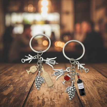 Portachiavi a forma di bicchiere da vino rosso in lega, con uva e apribottiglie.