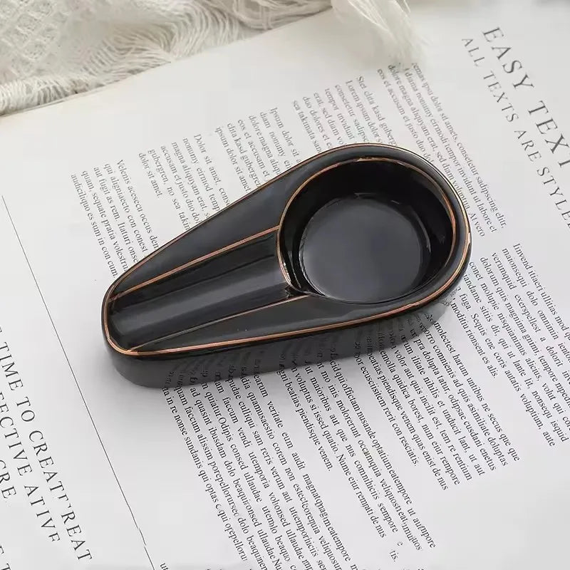 Portacenere per Sigari in Ceramica | Design Elegante con Accenti Dorati