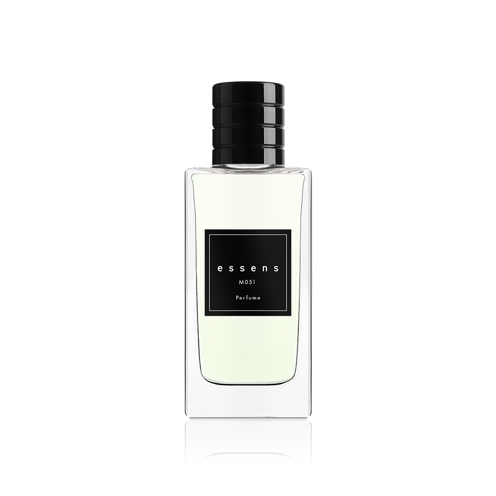 Flacone del profumo ESSENS M051 con tappo nero su fondo bianco