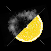 Composizione di una fetta di limone e fumo su fondo nero